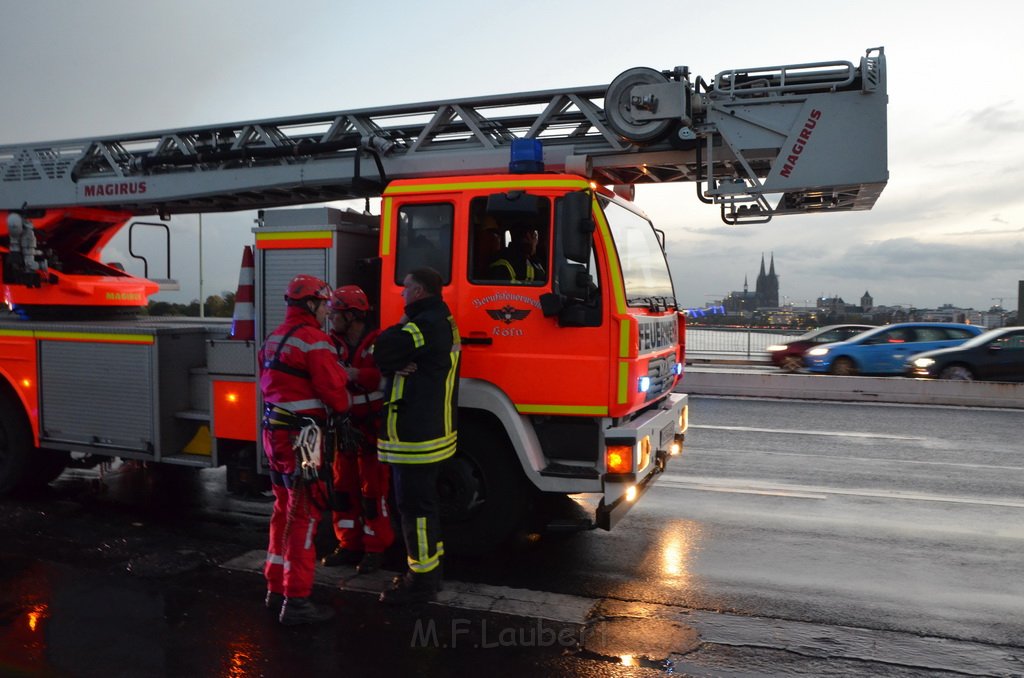 Einsatz BF Hoehenretter Koelner Seilbahn Hoehe Zoobruecke P2255.JPG